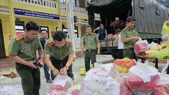Bộ Công an gửi 30 tấn hàng hóa tiếp sức người dân vùng ngập lụt Huế