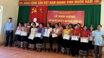 Lớp học xóa mù chữ giữa đại ngàn