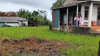Nam Cửa Việt: Hố sâu xuất hiện trên ruộng lúa sau tiếng nổ lớn