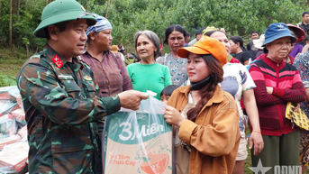 Bộ đội nỗ lực giúp dân vùng lũ Đà Nẵng từng bước ổn định đời sống