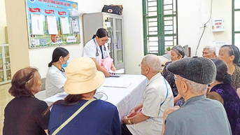 Gần 900 người cao tuổi ở phường Cam Đường được khám bệnh miễn phí