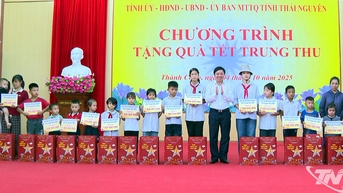 지방 지도자들이 탄콩(Thanh Cong) 공동체에 중추절 선물을 전달하다