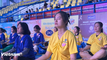 하노이에서 사랑을 연결하는 요가 축제에 임산부 700명 참여