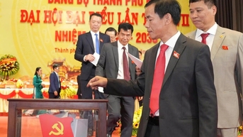 Nguyen Van Phuong 씨는 후에시 당위원회 서기직을 맡고 있습니다.