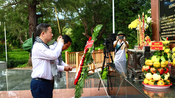 គណៈប្រតិភូទីក្រុងហូជីមិញ អុជធូបរំលឹកវិញ្ញាណក្ខន្ធវីរជនយុទ្ធជនពលីនៅ Con Dao