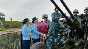 280연대, 361사단, 방공 - 공군 여성: 공부하고, 창의적으로 일하고, 호치민 삼촌의 군인으로서의 자질을 갖추고 있습니다.