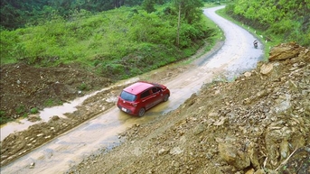 Lên phương án bảo đảm an toàn cho người và phương tiện giao thông trong bão số 11