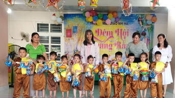 Khanh Hoa 신문, 라디오 및 텔레비전의 Light Up Dreams 프로그램: Phuoc Ha 공동체의 어린이들에게 500개의 선물 제공