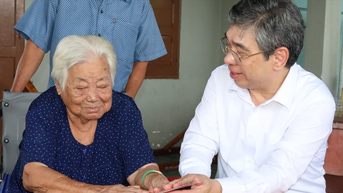 Phó Bí thư Thành ủy TPHCM Nguyễn Phước Lộc thăm, tặng quà Mẹ Việt Nam Anh hùng