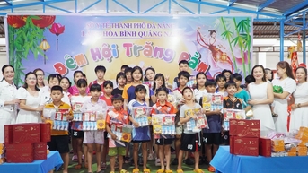 CLB Nữ Doanh nhân Đà Nẵng trao quà Trung thu tại Làng Hòa Bình