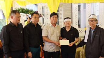Phó Chủ tịch UBND tỉnh Nguyễn Thiên Văn thăm hỏi, chia buồn cùng gia đình đồng chí Lê Phước Toàn