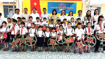 도당위원회 선전 및 대중 동원부장, 호아호이(Hoa Hoi) 마을 '보름달 축제' 참석