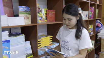 Tủ sách ở Vientiane: Nuôi dưỡng tình yêu văn hóa Việt Nam trên đất Lào