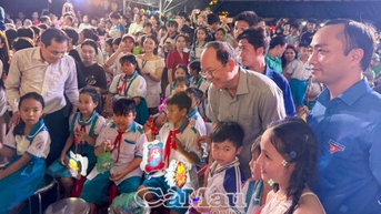 Bí thư Tỉnh uỷ chung vui Trung thu cùng thiếu nhi Gành Hào