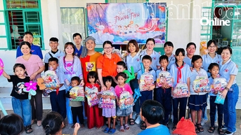 ប្រគល់អំណោយពាក់កណ្តាលសរទរដូវចំនួន ១១០ ដល់កុមារជនជាតិភាគតិចនៅវួដ Do Vinh