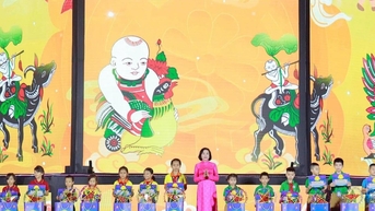 Phó Chủ tịch Quốc hội Nguyễn Thị Thanh dự chương trình "Đêm hội trăng rằm" tại Thái Nguyên