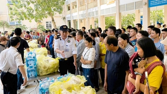Chùa Thiên Ân và các tấm lòng hảo tâm nấu hơn 4.000 suất cơm miễn phí cho bà con vùng lũ