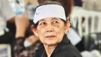 수십 년 동안 이혼한 후에도 그의 첫 번째 아내는 여전히 그의 생애 마지막 단계에서 히엔을 돌보고 있습니다.
