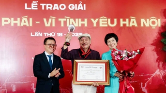 Bui Xuan Phai Award - For the Love of Hanoi는 음악가 Tran Tien에게 영예를 안겼습니다.