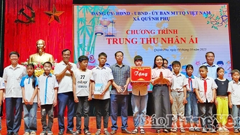 អនុប្រធានអចិន្ត្រៃយ៍គណៈកម្មាធិការរណសិរ្សមាតុភូមិវៀតណាមខេត្ត បានប្រគល់អំណោយពិធីបុណ្យពាក់កណ្តាលរដូវស្លឹកឈើជ្រុះនៅឃុំ Quynh Phu។