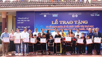 ប្រគល់បណ្ណាគារសប្បុរសធម៌ចំនួន ៧២ ជូនដល់សិស្សានុសិស្សឃុំ អ៊ាកញឹក