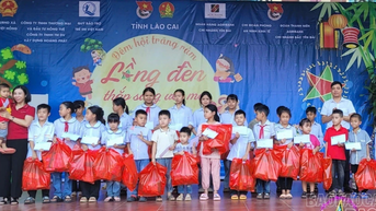 នាំយកពិធីបុណ្យពាក់កណ្តាលរដូវស្លឹកឈើជ្រុះដ៏កក់ក្តៅដល់កុមារនៅតំបន់រងគ្រោះដោយទឹកជំនន់នៃទីក្រុងវៀតហុង