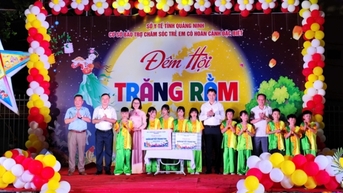 Phó Chủ tịch UBND tỉnh Nguyễn Văn Công tặng quà Trung thu tại Cơ sở Bảo Trợ Chăm sóc trẻ em có hoàn cảnh đặc biệt tỉnh