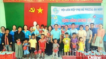 ប្រគល់អំណោយពាក់កណ្តាលរដូវស្លឹកឈើជ្រុះដល់កុមារជនជាតិភាគតិចចំនួន 100 នាក់នៅវួដ Ba Ngoi