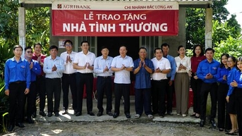 Chủ tịch UBND tỉnh Nguyễn Văn Út trao nhà tình thương và quà Trung thu tại xã Đức Huệ