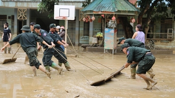 Hơn 400 cán bộ, chiến sỹ giúp nhân dân phường Hà Giang 1, 2 dọn dẹp sau lũ