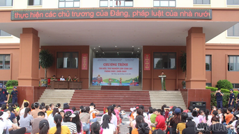 Lào Cai: Học sinh tham gia trải nghiệm kỹ năng phòng cháy, chữa cháy