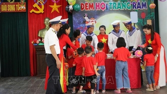 Phá cỗ Trung thu nơi đảo xa