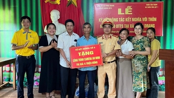 Xã Pơng Drang: Tổ kết nghĩa số 5 kết nghĩa với 2 thôn có đông đồng bào dân tộc thiểu số