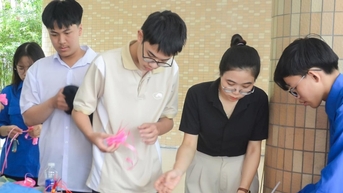 Học sinh Trường Phan Châu Trinh trao quà Trung thu cho trẻ em