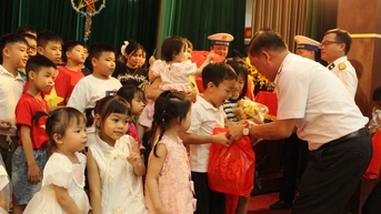 Ấm áp đêm Trung thu ‘Bố ở đảo xa - Con ở nhà có bạn’