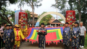 2025년 칸조 고래 축제: '바다 축제' 개막을 알리는 웅장한 깃발 게양