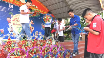 Trăng vẫn sáng trên vùng đất lũ