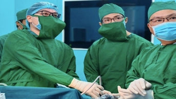 10학년 학생, 위 천공으로 응급수술 필요, 특수구역서 긴급수술 필요