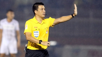 FIFA 심판 Hoang Ngoc Ha가 노동자 및 공무원 축구 대회의 마지막 경기를 주관했습니다.