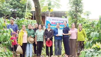 Phụ nữ vùng biên giúp nhau vượt khó