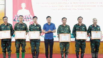 Khen thưởng 65 tập thể, cá nhân tham gia khắc phục hậu quả hoàn lưu bão số 10