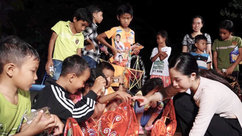 ព្រះច័ន្ទពេញវង់បំភ្លឺស្នេហាគ្រួសារ