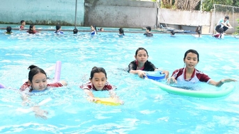 Bình Sơn khai giảng 14 lớp dạy bơi an toàn