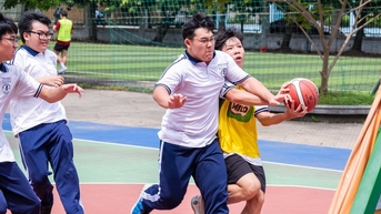 재능 있는 학생들을 위한 Tran Dai Nghia 고등학교 학생들을 위한 흥미진진하고 매력적인 스포츠 대회