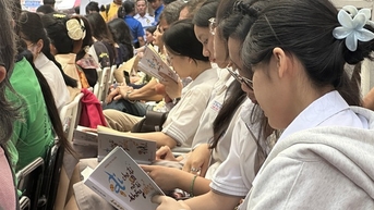 황티투히엔 선생님, 홍수 피해 지역으로 책 전달하며 사랑 나눔