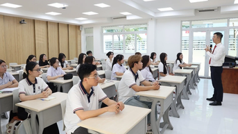 대학 교육은 트렌드를 따라잡기 위해 프로그램을 혁신합니다.