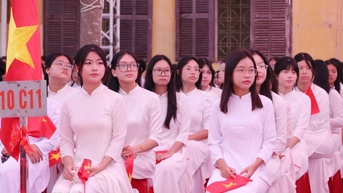 하이퐁의 학교들은 마트모 폭풍 동안 학생들이 집에 머물도록 결정했습니다.