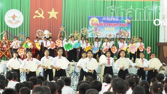 Cam Thinh Tay 중학교에서 소수 민족 학생들을 위한 중추절 행사를 조직합니다.