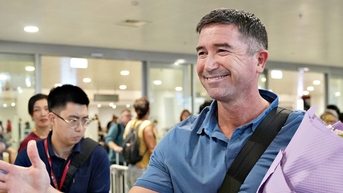 គ្រូ​បង្វឹក Harry Kewell បាន​ទៅ​ដល់​ប្រទេស​វៀតណាម​ហើយ ដោយ​សន្យា​ថា​នឹង​នាំ Hanoi FC មក​វិញ។