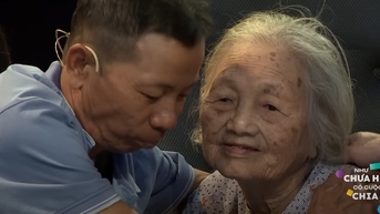 마치 이별이 없었던 것처럼: 93세의 어머니가 1975년 중추절 밤에 잃어버린 꾸띠를 발견했습니다.